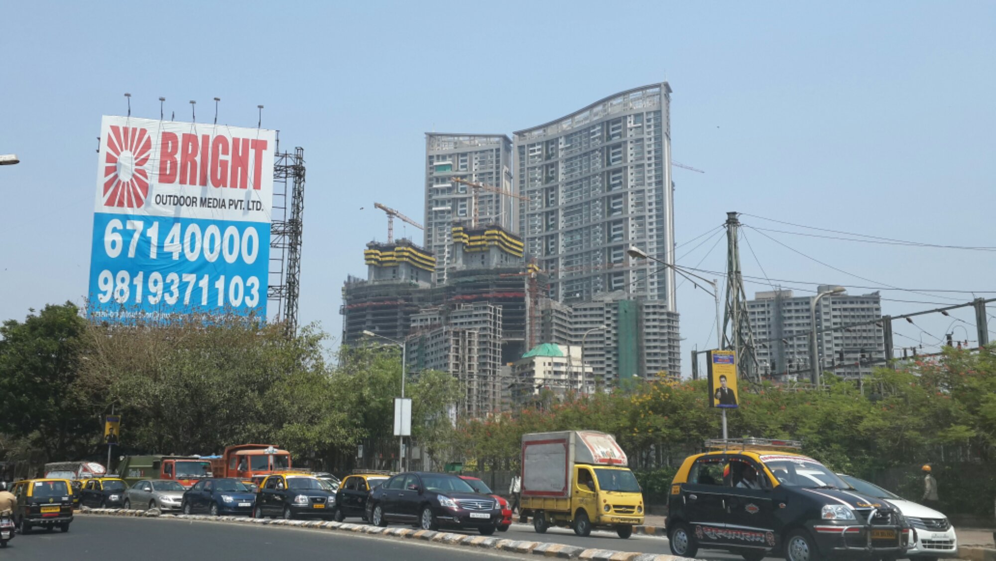 Lodha Bellissimo being over shadowed by Lokhandwala Minerva.