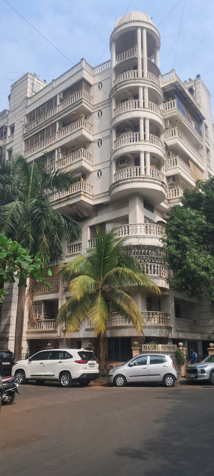 2 BHK Semi-Furnished in Hashu Niwas, Bandra West - Photo 2
