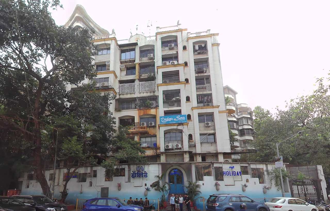 3 BHK in Om Palace, Bandra West - Photo 2