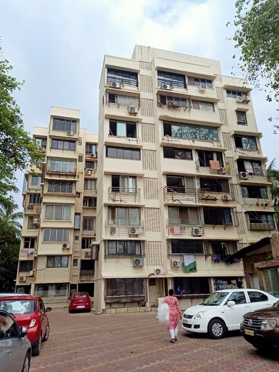 3 BHK Semi-Furnished in Kings Apartment , Juhu