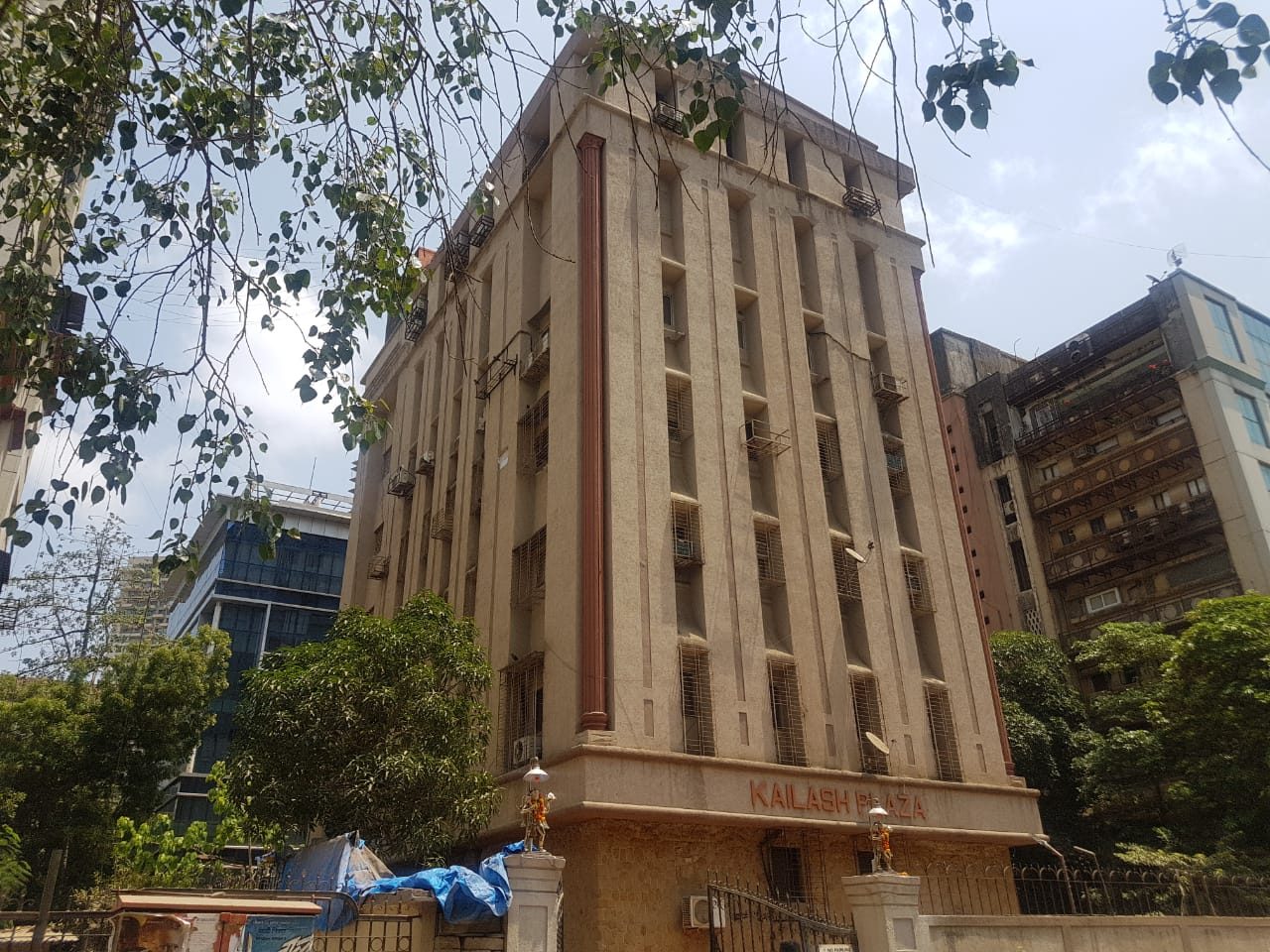 Office Semi-Furnished in Kailash Plaza , Andheri West