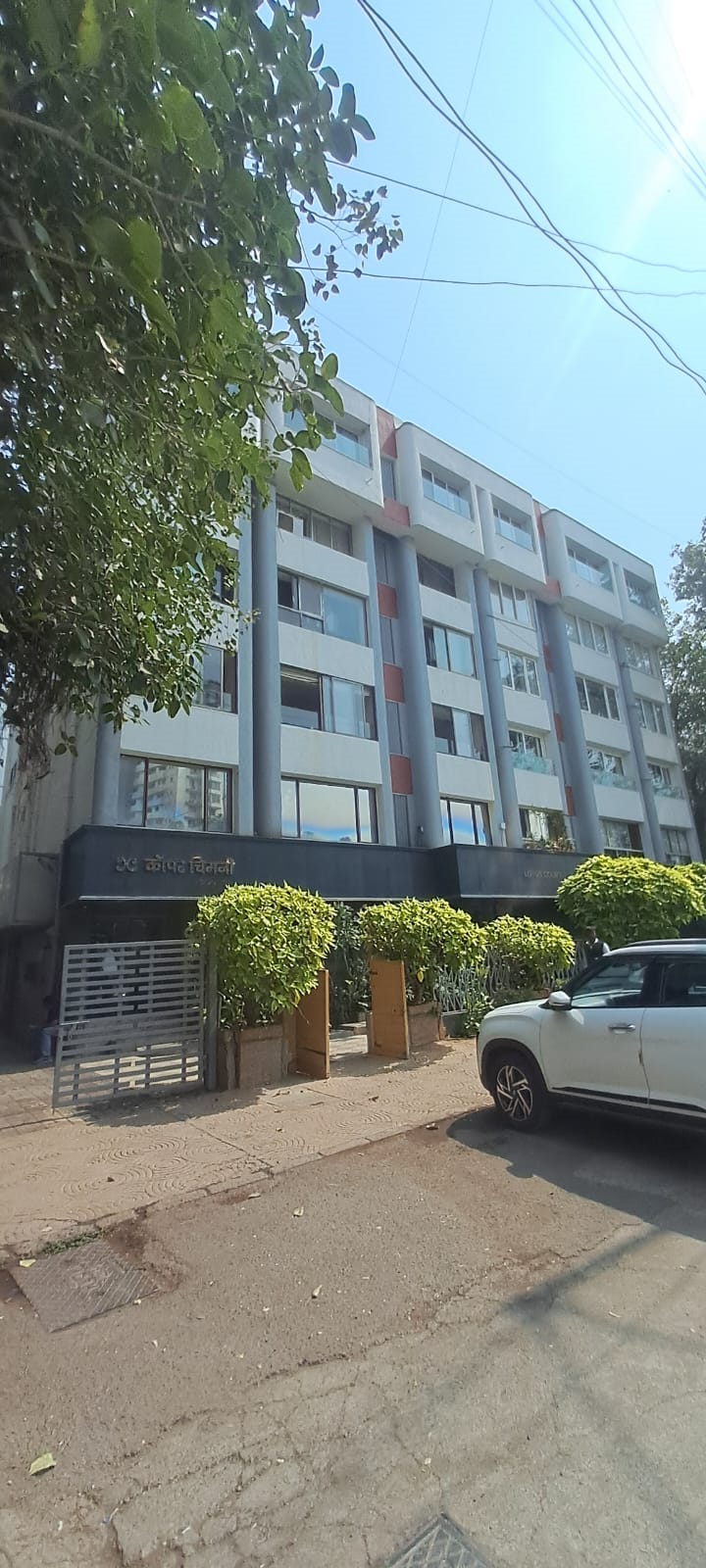 3.5 BHK Semi-Furnished in Lotus Court, Worli - Photo 2