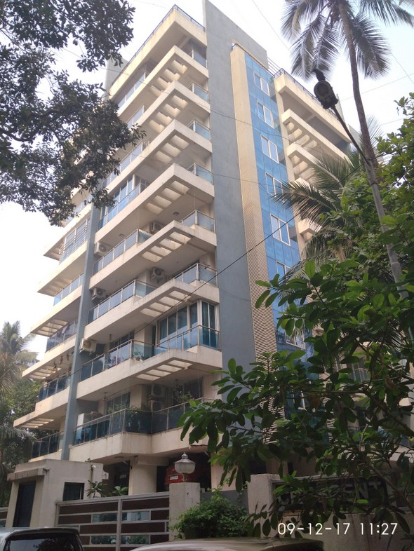 2 BHK Semi-Furnished in Crescent , Bandra West