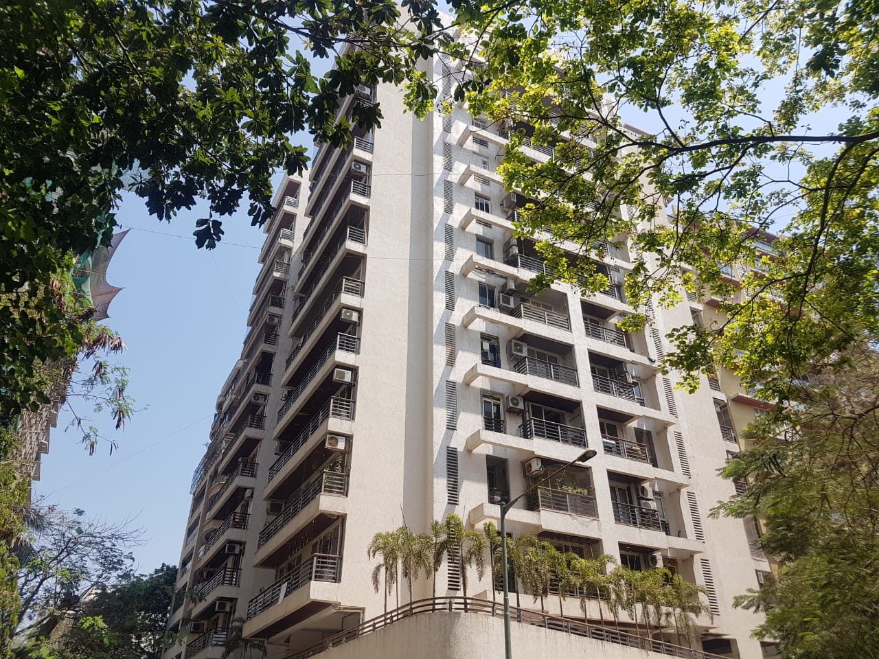4 BHK Semi-Furnished in DLH Square, Juhu - Photo 4