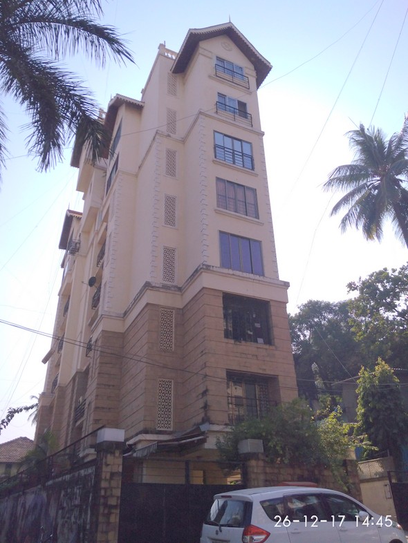 2.5 Semi-Furnished in Heritage , Bandra West