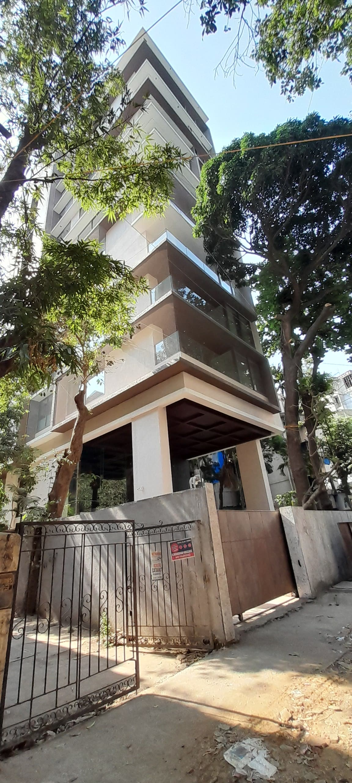4 Semi-Furnished in Azumi , Khar West