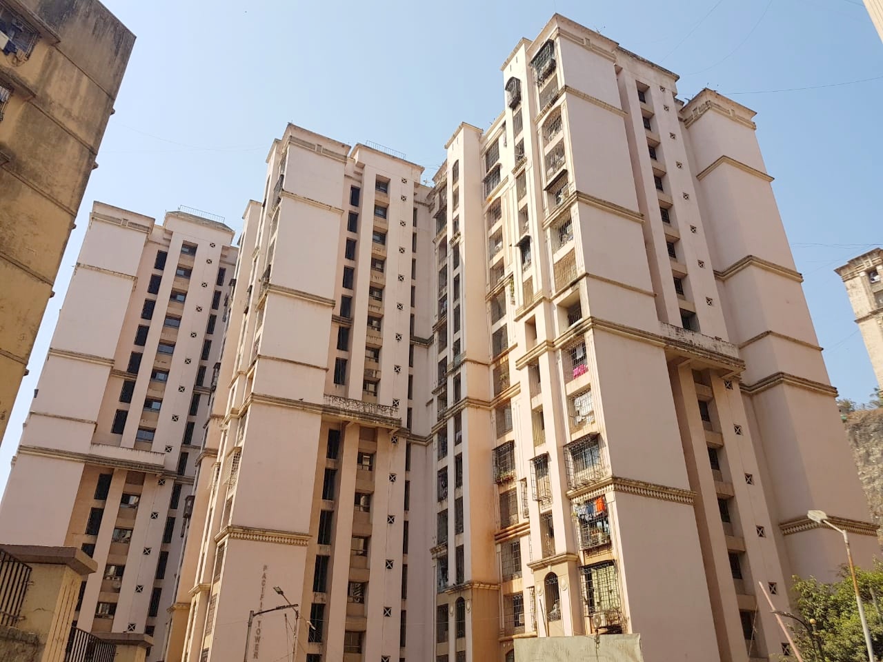 1 BHK Semi Furnished in Pacific Towers , Andheri West