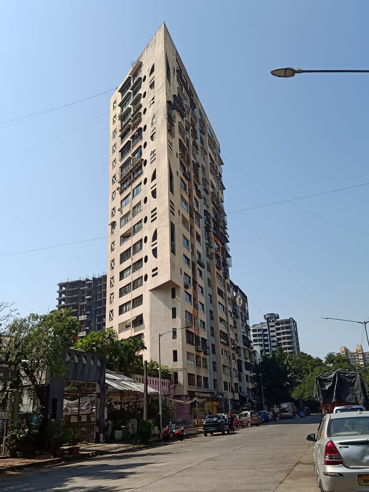 Shop Semi-Furnished in Poseidon , Andheri West