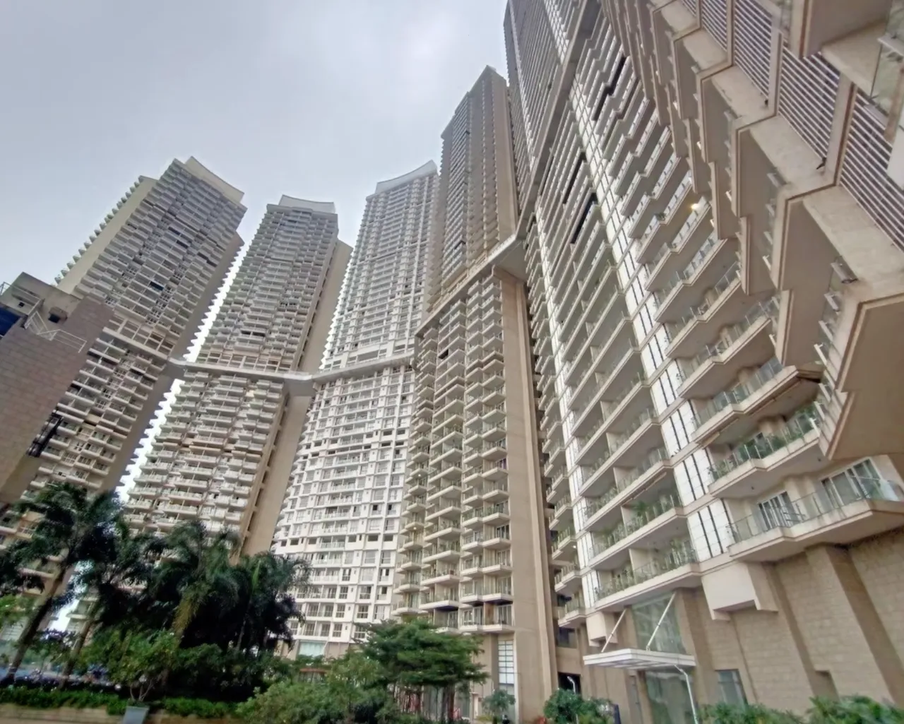 2.5 Semi-Furnished in Crescent Bay , Parel