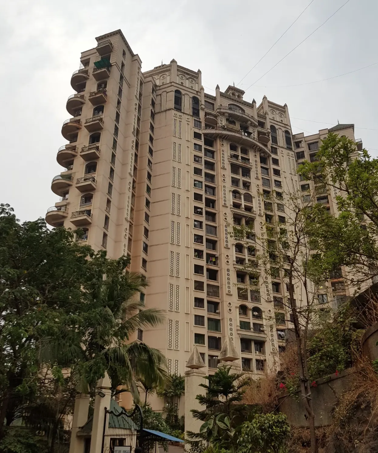 2 BHK Semi-Furnished in Neelkanth Heights, Thane West - Photo 1