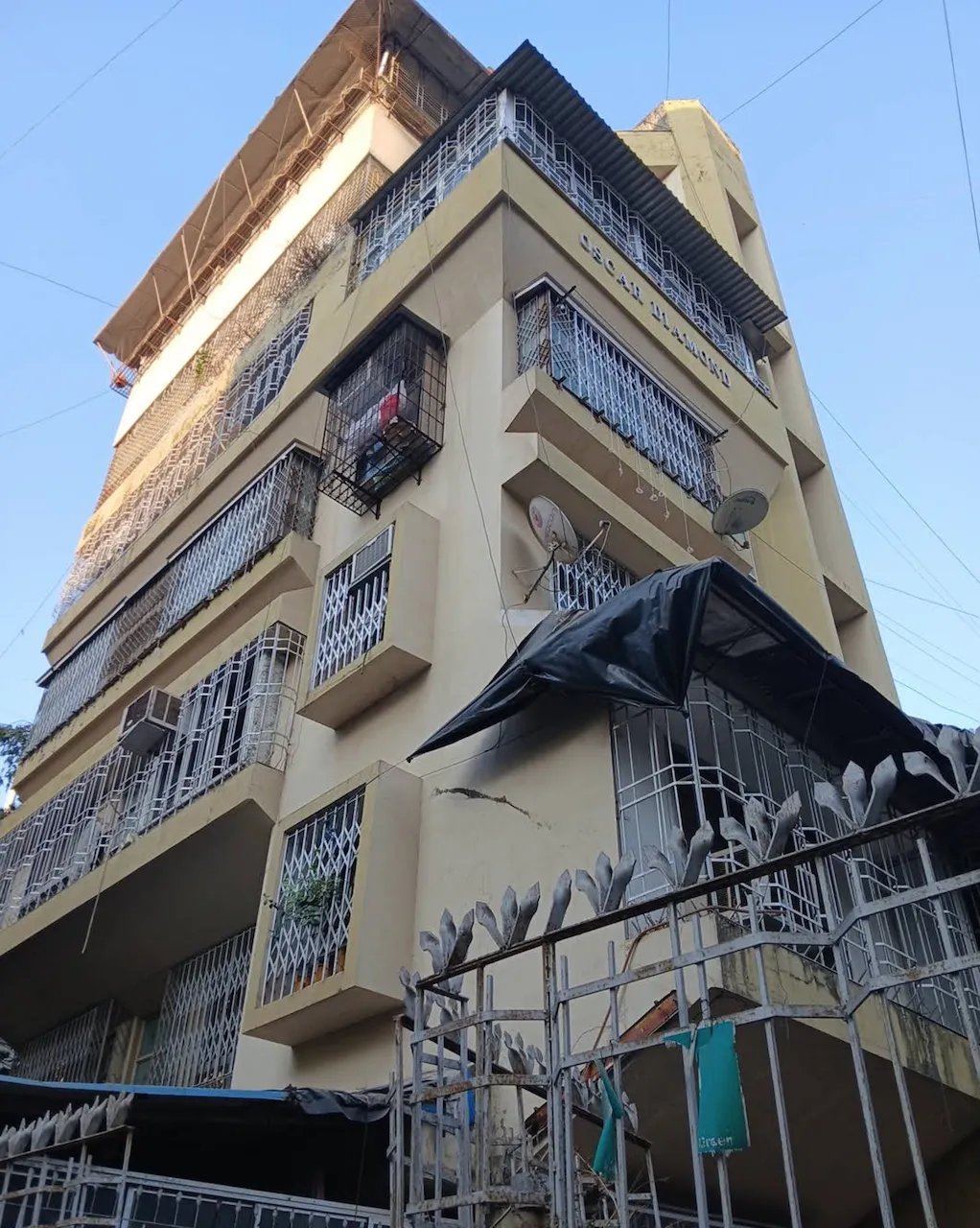 2 BHK Semi Furnished in Oscar Diamond , Andheri West