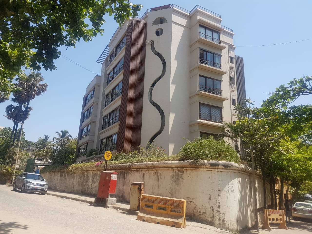 3 BHK Semi-Furnished in Megh Apartment, Juhu