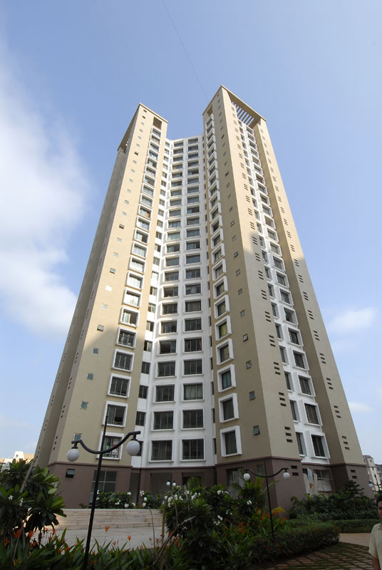2 BHK Semi-Furnished in Oberoi Park View , Kandivali East