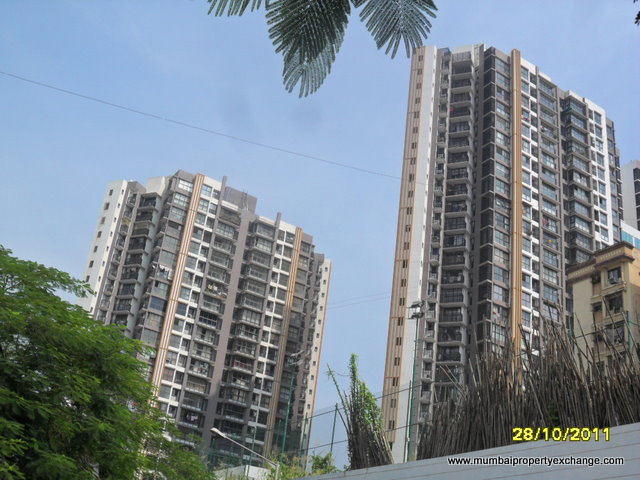 3 BHK Semi-Furnished in Lokhandwala Sapphire Heights , Kandivali East