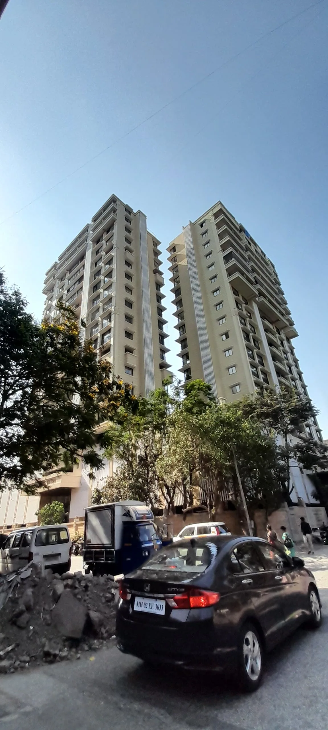 Mirchandani Triton, Santacruz West