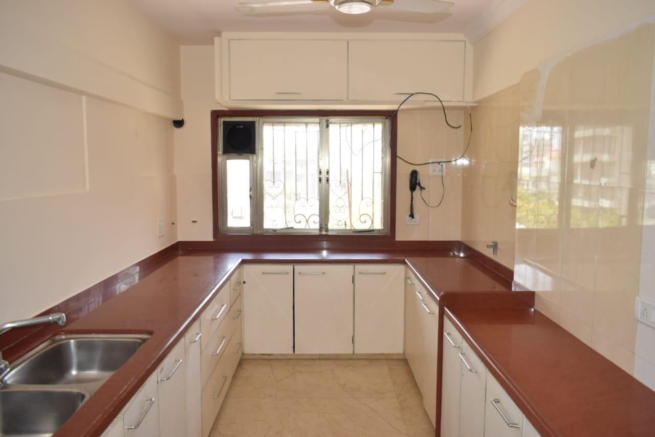 3 BHK Semi Furnished in Shraddha Suman, Juhu - Photo 4