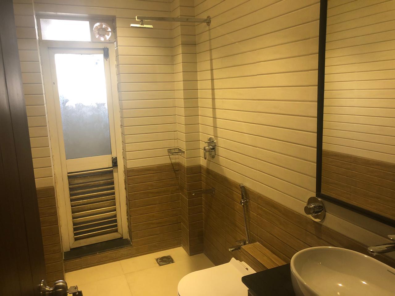 3 BHK Semi-Furnished in Glen Gate, Powai - Photo 5