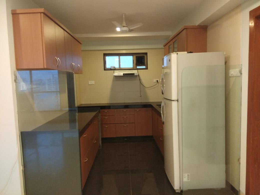 2 BHK Semi-Furnished in Casa Blanca, Bandra West - Photo 4
