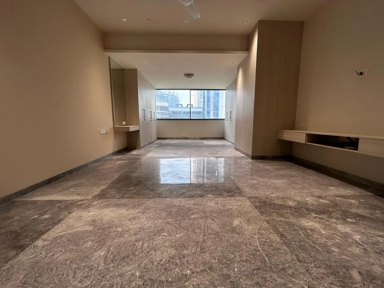 4 BHK Semi-Furnished in Indiabulls Blu, Worli - Photo 4