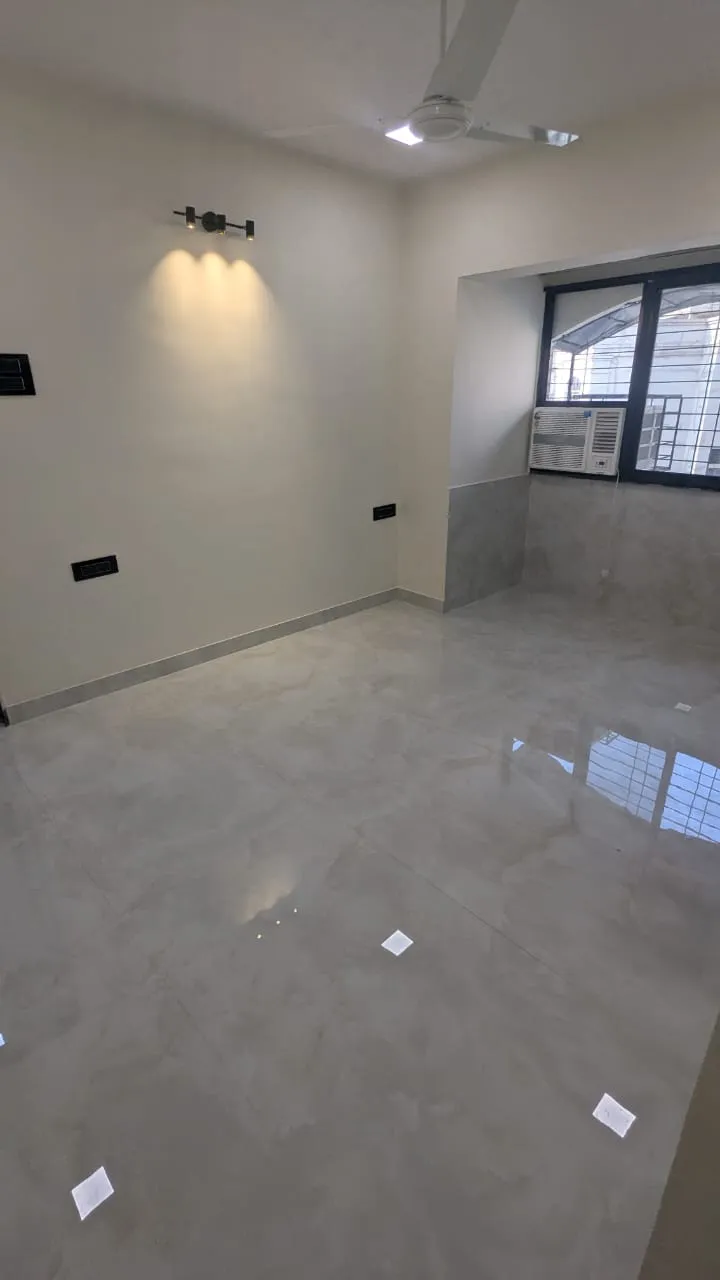 2 BHK Semi Furnished in Oakland Park, Andheri West - Photo 2